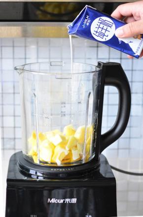 切好的芒果放在破壁机里面，加上15克纯羊奶打成芒果泥，