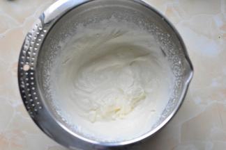 淡奶油放在打蛋分里用电动打蛋器慢慢打发至有纹路，大概6分发就可以了