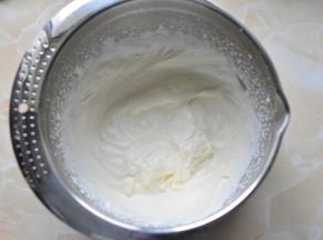 淡奶油放在打蛋分里用电动打蛋器慢慢打发至有纹路，大概6分发就可以了