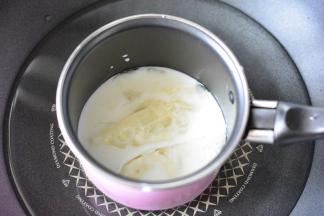 隔水加热后，加入3片泡软的沥去多余水分的吉利丁片，慢慢搅拌至吉利丁融化，