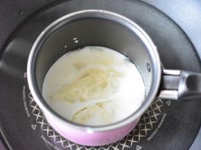 隔水加热后，加入3片泡软的沥去多余水分的吉利丁片，慢慢搅拌至吉利丁融化，
