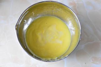 化好的吉利丁羊奶液倒入到打好的芒果泥里面用刮刀搅拌均匀