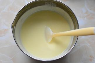 用刮刀慢慢搅拌至完全融合，