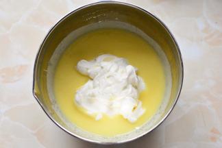 打发好的淡奶油分次加入搅拌好的芒果吉利丁糊里面