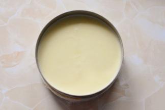 将剩下的全部慕斯糊倒进模具里面，放在冰箱里冷藏两个小时