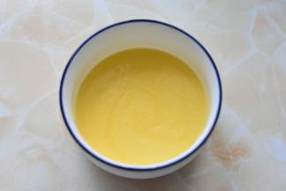 剩下的一片吉利丁片，放在温水里搅拌至完全融化，加入到预留的30克芒果泥里面，