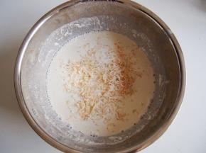 面粉中加入适量清水调成面糊，加入虾皮