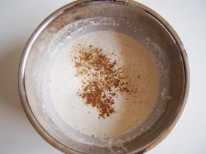 加入适量盐和五香粉，搅拌均匀