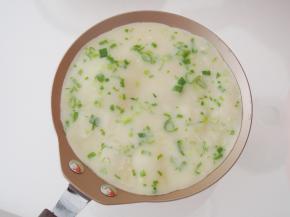 平底锅加入适量油加热，倒入一勺面糊