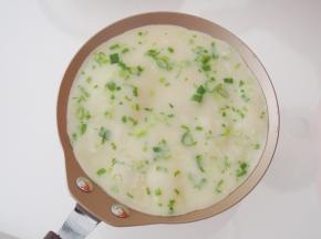 平底锅加入适量油加热，倒入一勺面糊