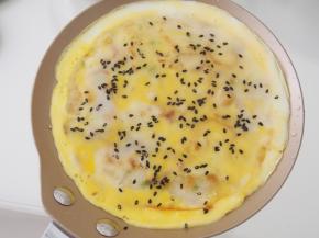 撒上适量黑芝麻，烙熟即可