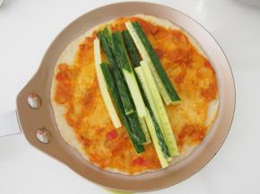 裹上黄瓜条或者其他自己喜欢吃的青菜之类