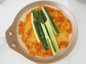 裹上黄瓜条或者其他自己喜欢吃的青菜之类