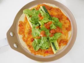 再放上生菜叶子，可以继续加一点意面酱。蛋饼里卷的蔬菜可以根据自己的喜好更换哦~