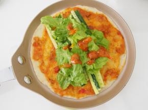 再放上生菜叶子，可以继续加一点意面酱。蛋饼里卷的蔬菜可以根据自己的喜好更换哦~