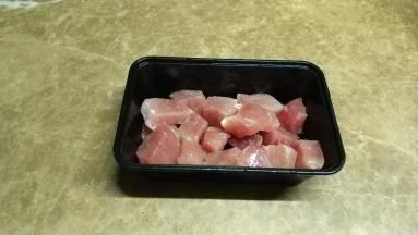 瘦肉洗净之后切块用盐腌制一天一夜