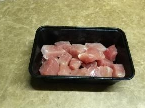 瘦肉洗净之后切块用盐腌制一天一夜