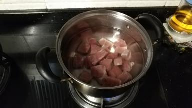 锅裏放水放入瘦肉大火煮20分钟