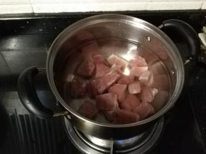 锅裏放水放入瘦肉大火煮20分钟