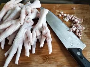 先将鸡爪洗净，把鸡爪上的指甲切掉