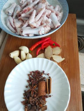 准备好煮卤料的材料，花椒、蒜瓣、姜片、 小米椒、八角、桂皮