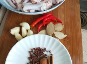 准备好煮卤料的材料，花椒、蒜瓣、姜片、 小米椒、八角、桂皮