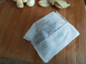 准备一个煮料隔袋装好封口