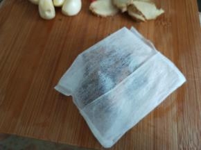 准备一个煮料隔袋装好封口