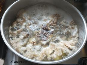 煮大概十分钟，会煮出很多血水后关火，将鸡爪倒出用热水清洗干净，再准备一锅水将鸡爪倒入继续煮至十分钟，再将鸡爪倒出用热水清洗干净，如此反复三次