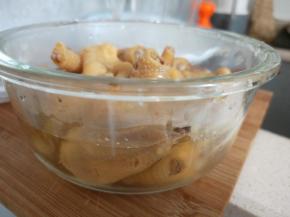 最后一回清洗干净后倒入准备好的冰水中浸泡，可使鸡爪口感更佳Q爽