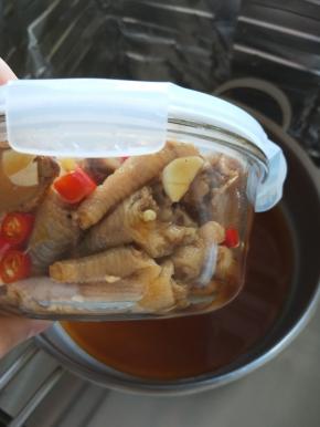 将蒜末、小米辣、香醋、酱油、麻油倒入附有盖子的保鲜盒中搅拌均匀送入冰箱冷藏入味，最好是过夜味道更佳