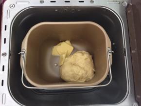 加入软化好的黄油，再次揉面30分钟