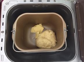 加入软化好的黄油，再次揉面30分钟