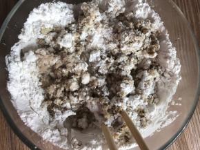 把豆渣放入糯米粉中，搅拌均匀