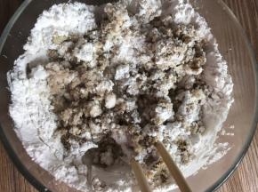 把豆渣放入糯米粉中，搅拌均匀