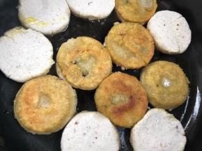 煎至表面开始变色时，翻面煎至两面金黄即可