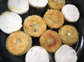 煎至表面开始变色时，翻面煎至两面金黄即可