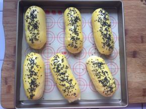 二次发酵完成后刷上蛋黄液，撒上黑芝麻，放入预热好的烤箱160度，上下火18分钟