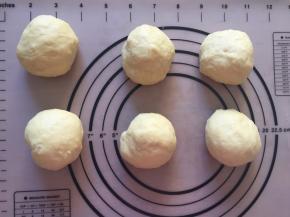 分成6份，盖上保鲜膜松弛15分钟