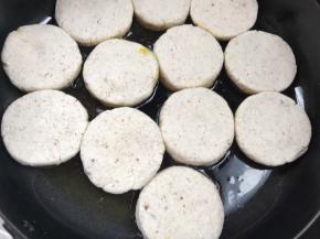 平底锅烧油至六成热，放入包好的饼，中火煎