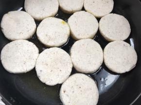 平底锅烧油至六成热，放入包好的饼，中火煎