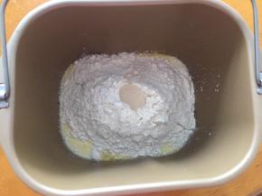 将黄油以上全部材料放入面包机，和面20分钟