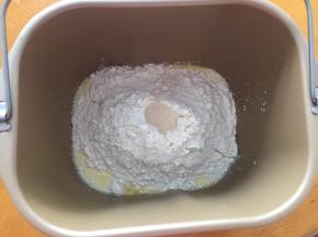 将黄油以上全部材料放入面包机，和面20分钟