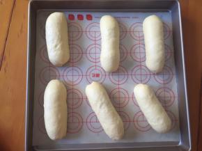 下面，两边收口捏紧，放入烤箱二次发酵30分钟