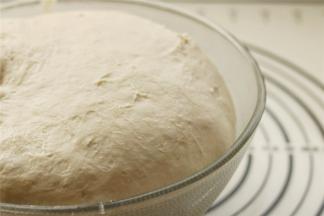 面团材料全部放一起，揉成光滑面团，发酵成2倍大。现在天气比较热，室温发酵就可以，大约需要一个小时。先把面团做好，等待发酵的时候就可以做馅。