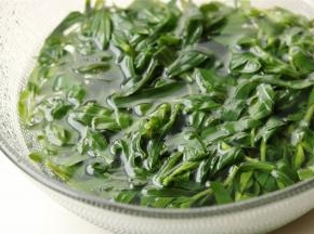 山苜楂只要嫩芽部分，汤锅加水烧开后放入山苜楂嫩芽绰水2分钟，焯水时候加一些盐和几滴油，颜色会比较绿。焯水后的山苜楂用凉水浸泡1天，期间要换水多次。