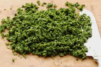 泡水之后的山苜楂，挤干水分，剁碎待用。