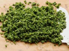 泡水之后的山苜楂，挤干水分，剁碎待用。