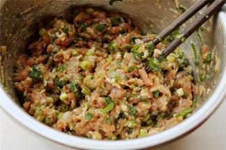 肉馅加上葱姜末，加上所有的调料，搅拌均匀，搅拌时候朝着一个方向。