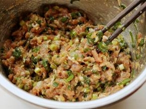 肉馅加上葱姜末，加上所有的调料，搅拌均匀，搅拌时候朝着一个方向。